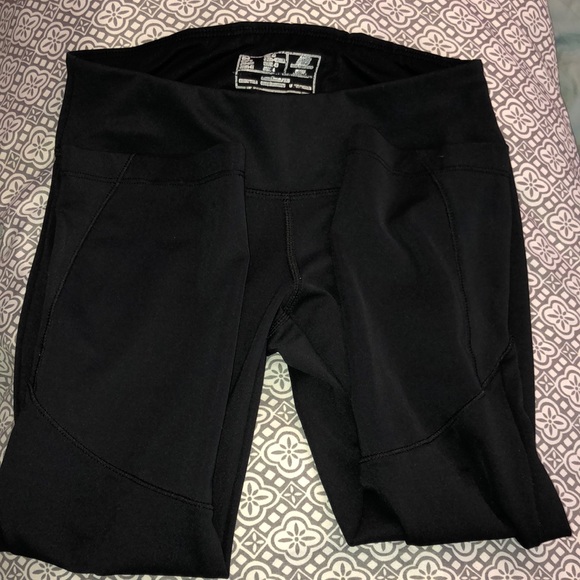 ➿ New Balance Black Cropped Workout Pants - Picture 3 of 3